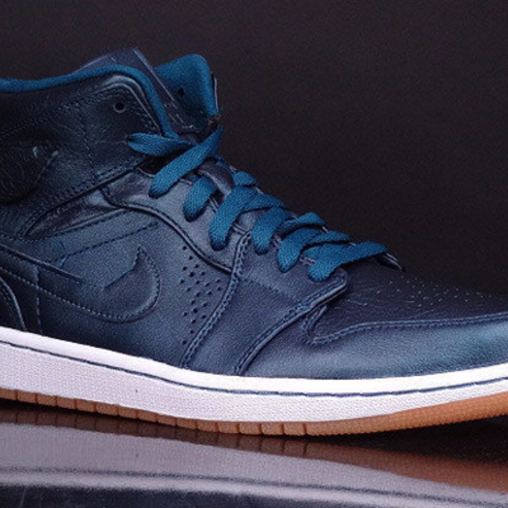 Air Jordan 1 Mid Nouveau “Space Blue”