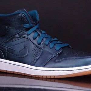 Air Jordan 1 Mid Nouveau “Space Blue”