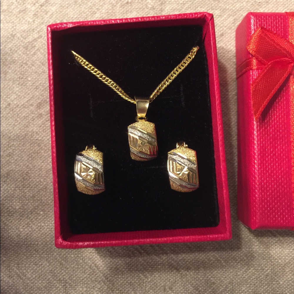 (SOLD) 18k solid gold pretty set!