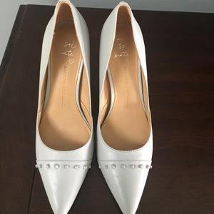 Banana Republic grey leather 3” pump size 7.5!
