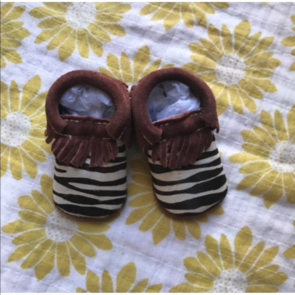 New footsteps animal print leather crib shoe moccs