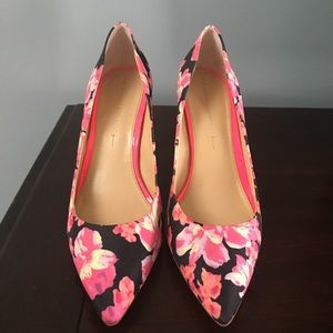 Banana Republic pink flower  3.5” pump size 7.5!