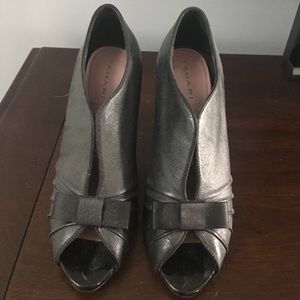 Tahari Black leather 3” pump size 7.5!