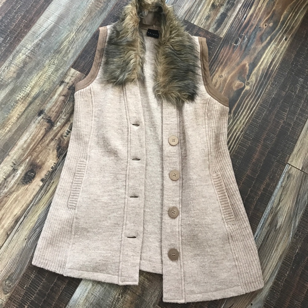 Wool vest with detachable fur