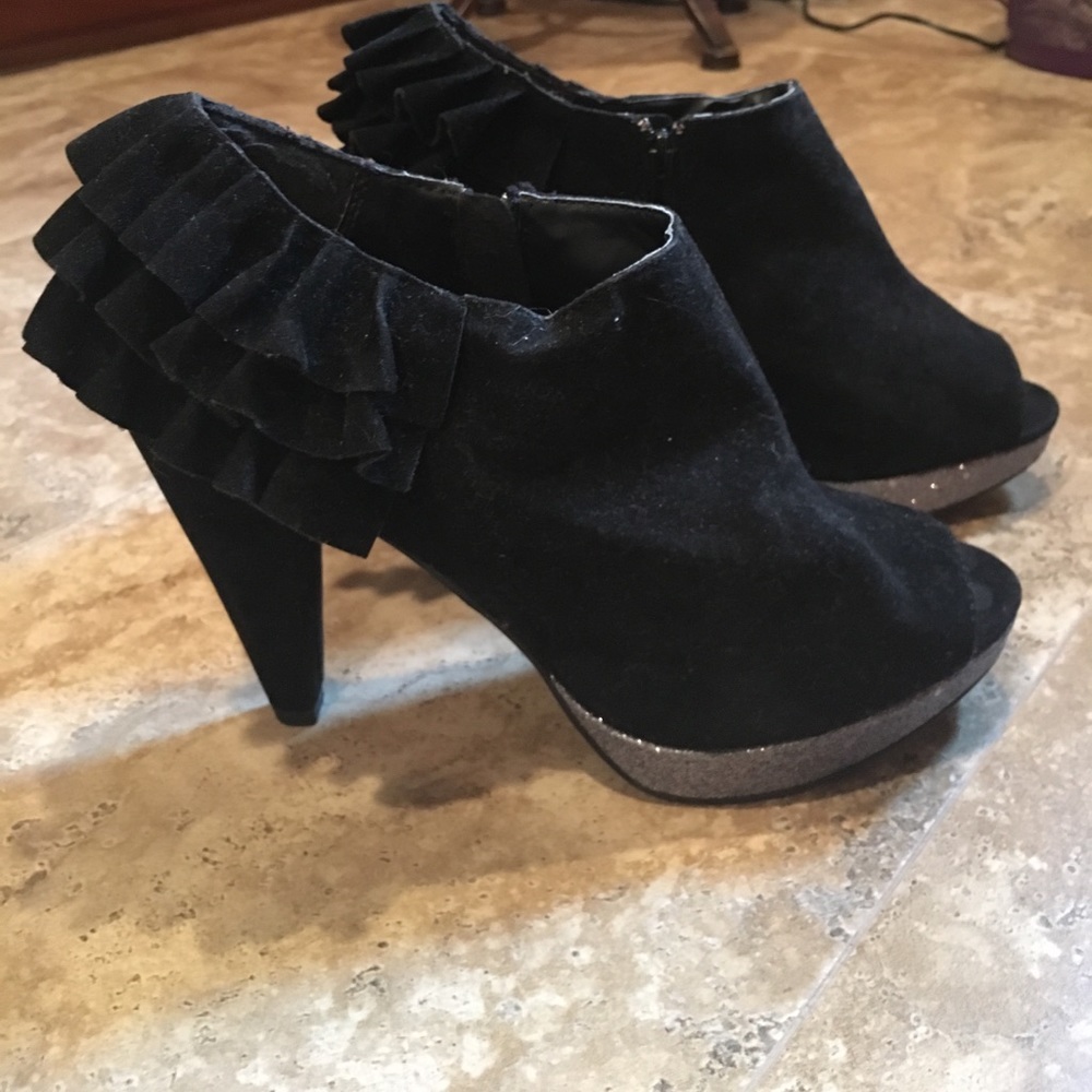 BKE Sole Glitter Ruffle Bootie Size 9