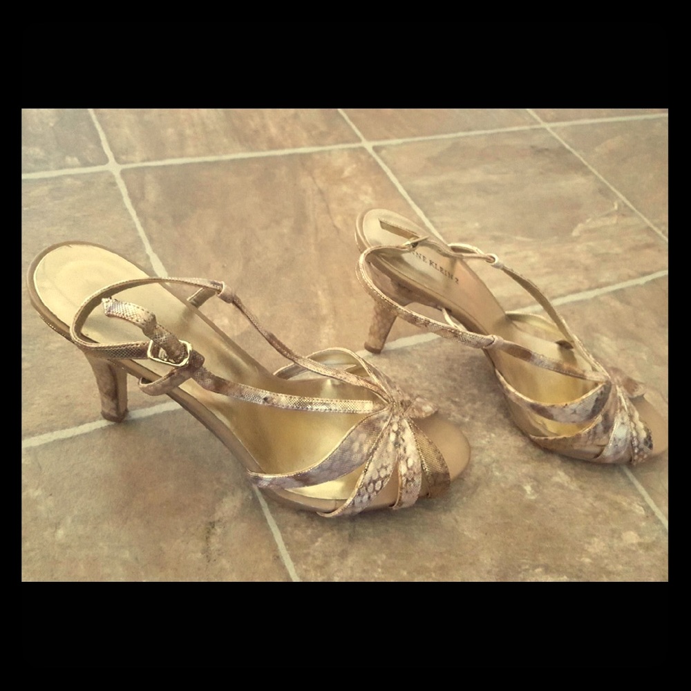 Stunning gold sandals!!