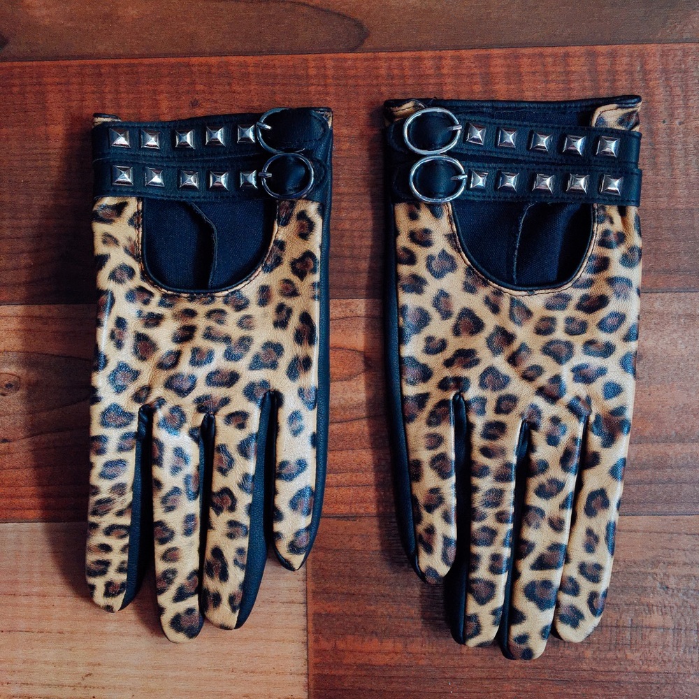 Studded cheetah printed women's gloves