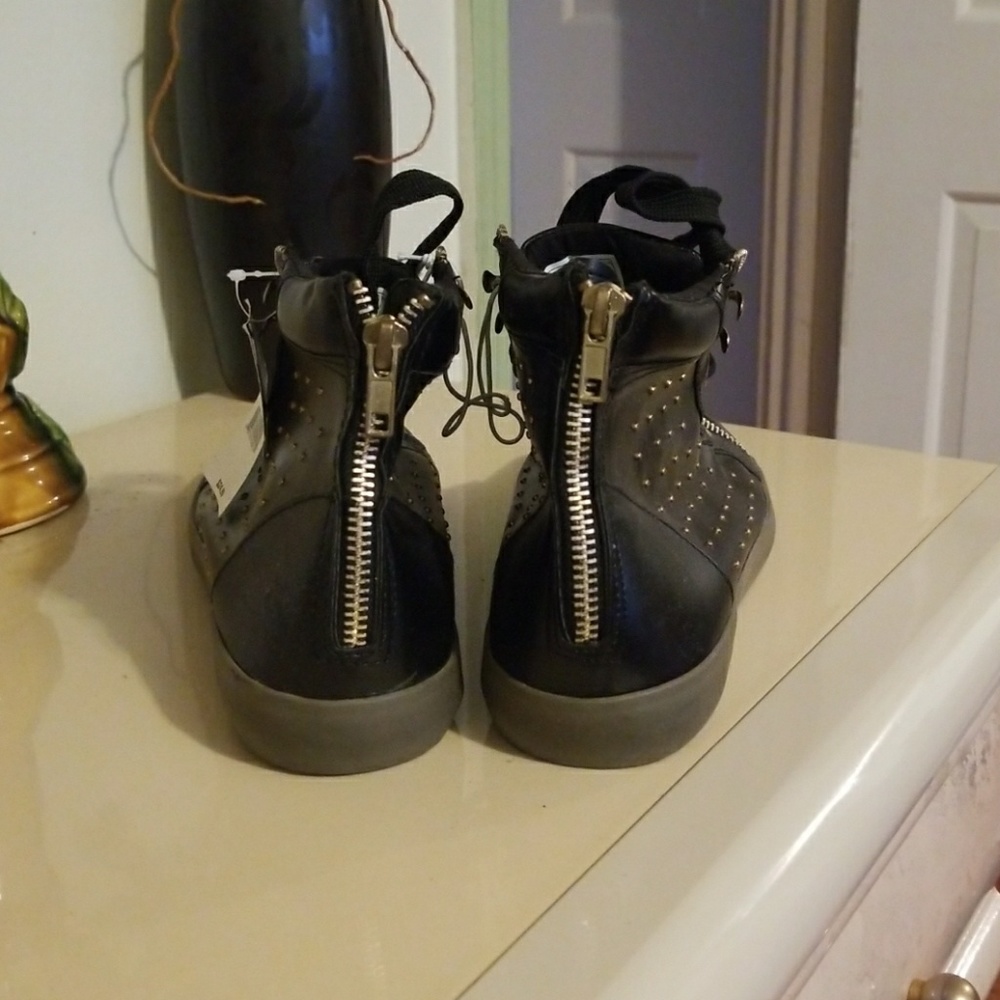 Shoe - Picture 3 of 5