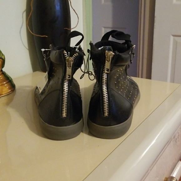 Shoe - Picture 3 of 5