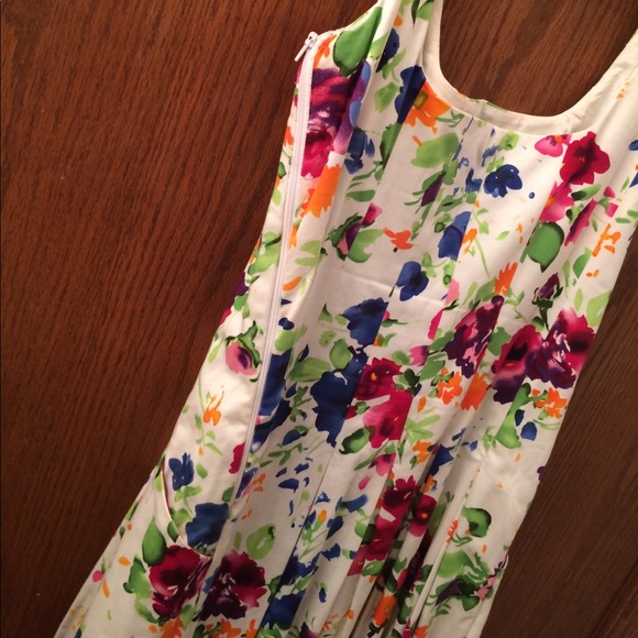 American living floral sleeveless low cut dress - Picture 7 of 7