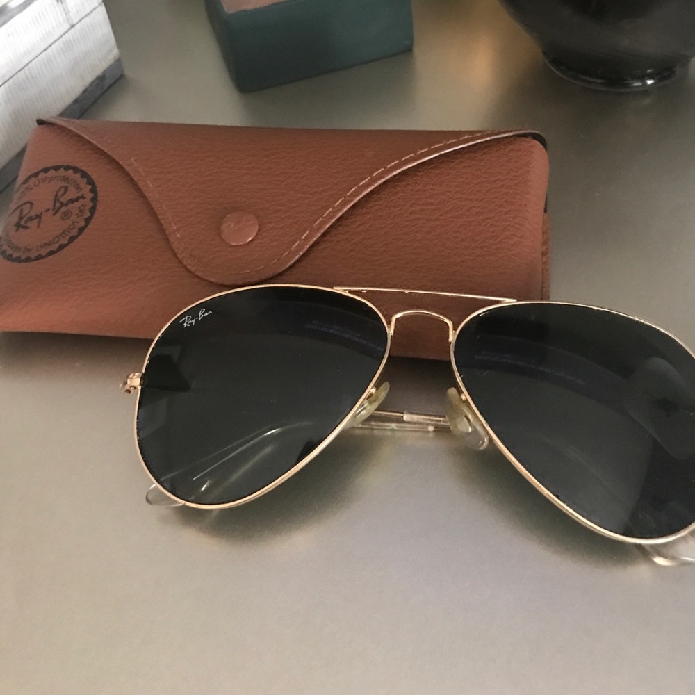 Aviator raybans!