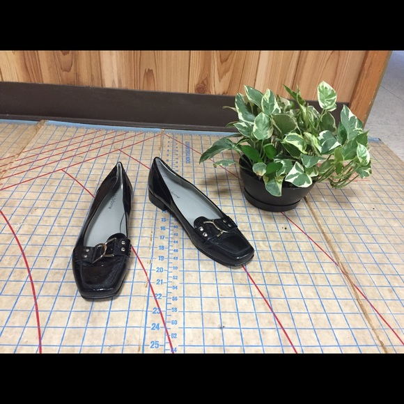 Liz Claiborne patent leather loafers size 8.5 - Picture 1 of 8