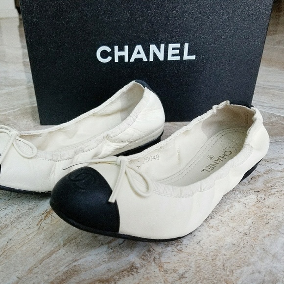 CHANEL Black Leather Cap Toe Two Tone Flats - Picture 2 of 6
