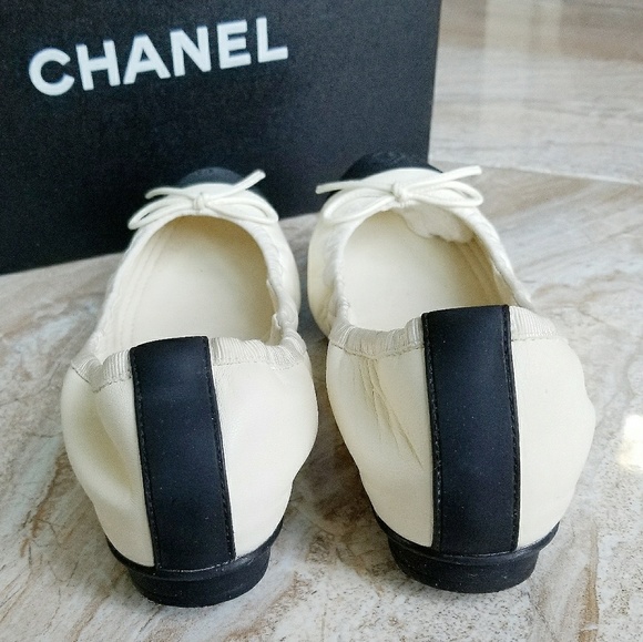 CHANEL Black Leather Cap Toe Two Tone Flats - Picture 3 of 6