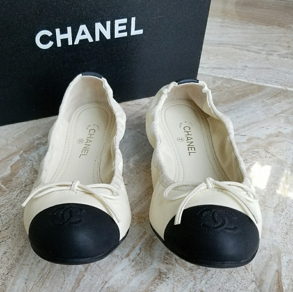 CHANEL Black Leather Cap Toe Two Tone Flats - Picture 6 of 6