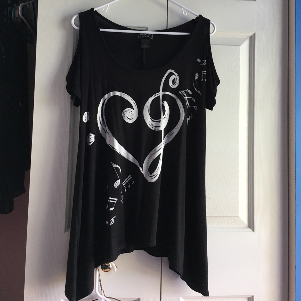 Heart base clef cut shoulder short sleeve shirt