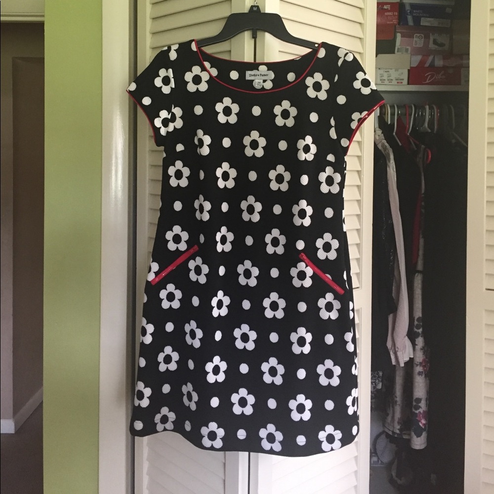 Daisy back and white dress