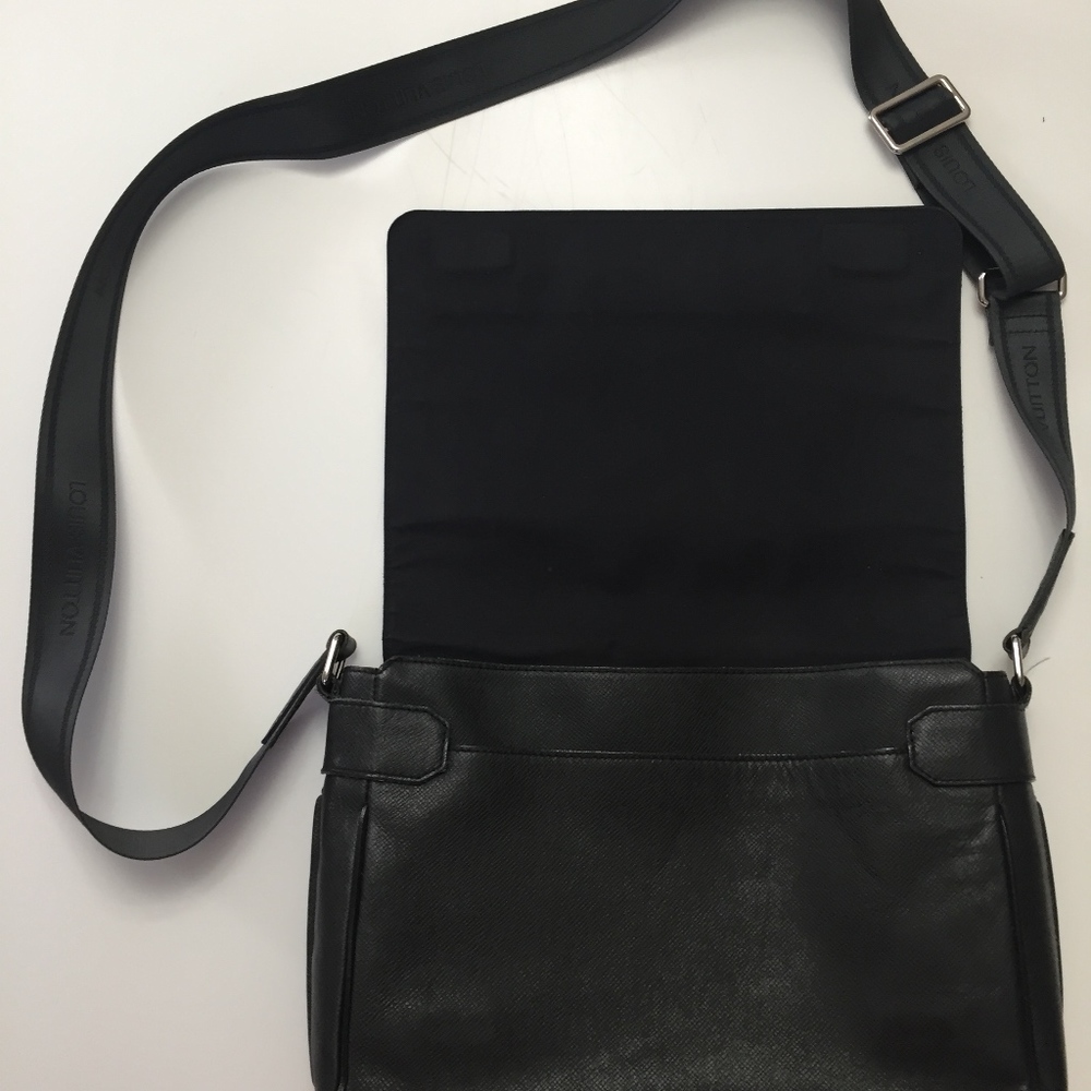 Louis Vuitton Mens Roman MM Taiga Messenger Bag