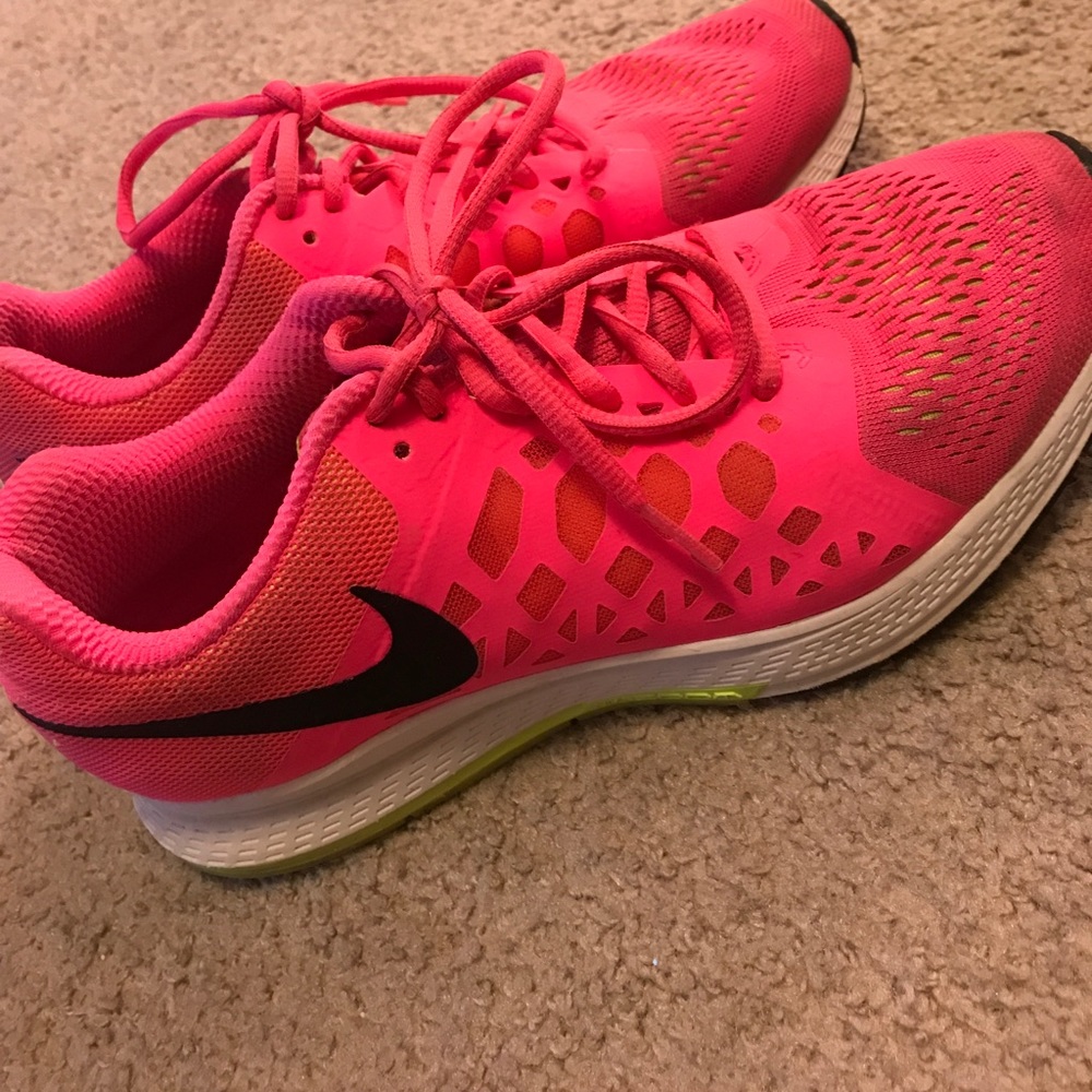 Hot pink nike tennis shoes
