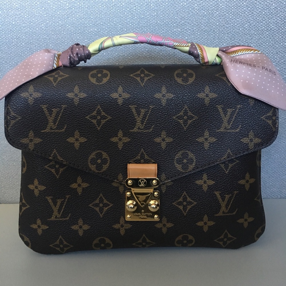 SOLD! 🎀 Authentic Louis Vuitton pochette metis