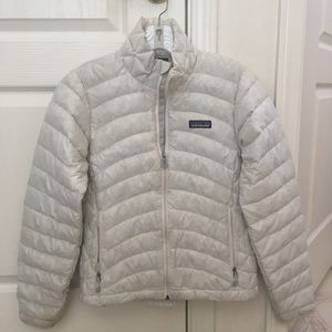 White Patagonia puff jacket XS