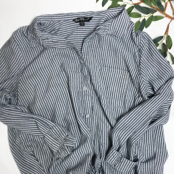 Velvet Heart Tops - Striped button down top💙