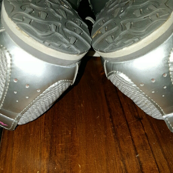 New Balance - Picture 4 of 5