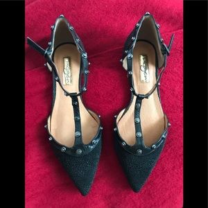 Stylish and sexy Halogen Olson black flats!