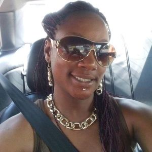 Meet your Posher, Mona