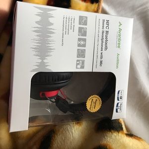 brand new wireless headphones with mic