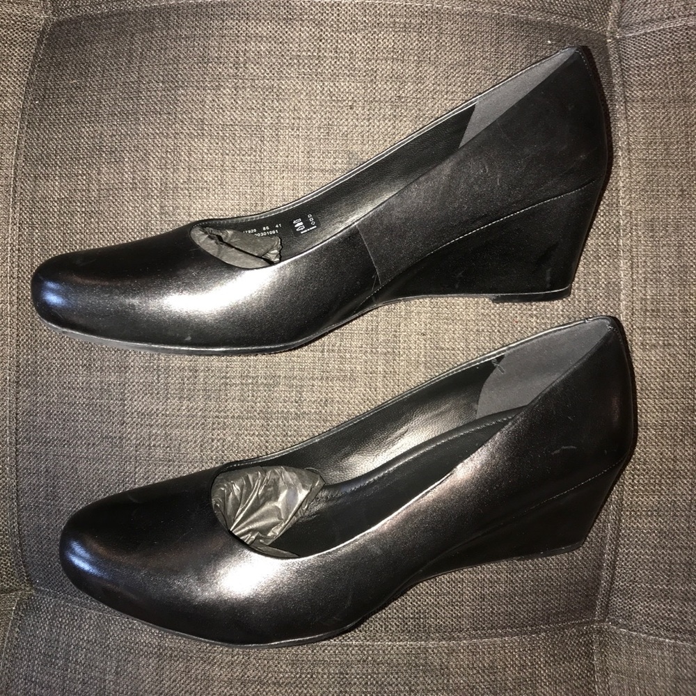 Ecco Royan Wedge Black NWT