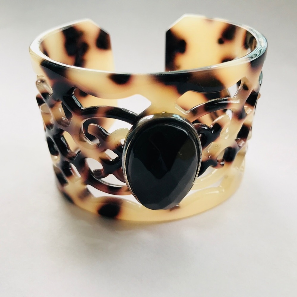 Adjustable tortoise bracelet with black stone