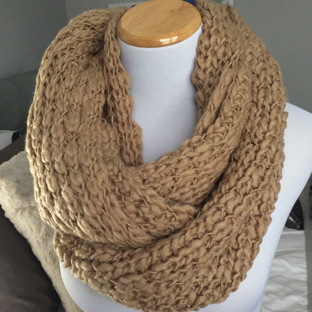 🎁Tan infinity scarf