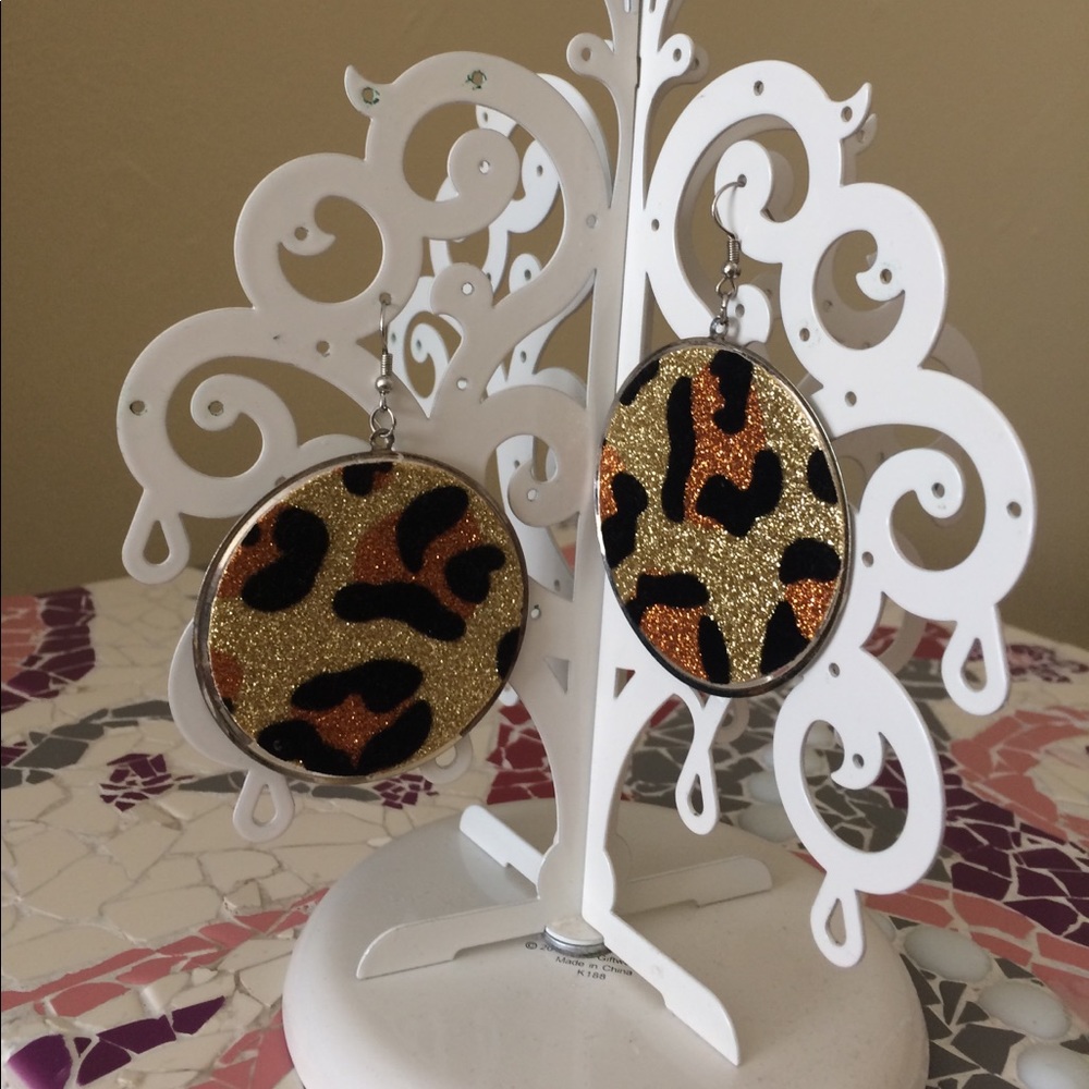 Dangle leopard print earrings