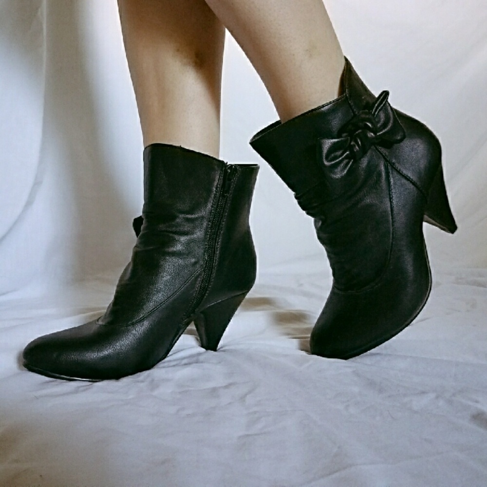 3.5 I ch heel black ankle boots w bow