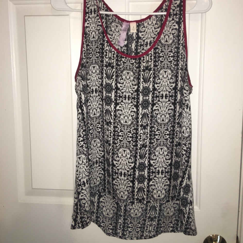 High low black and writ tank top