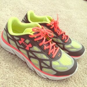 Like new u see armour women’s sneakers. Size 11