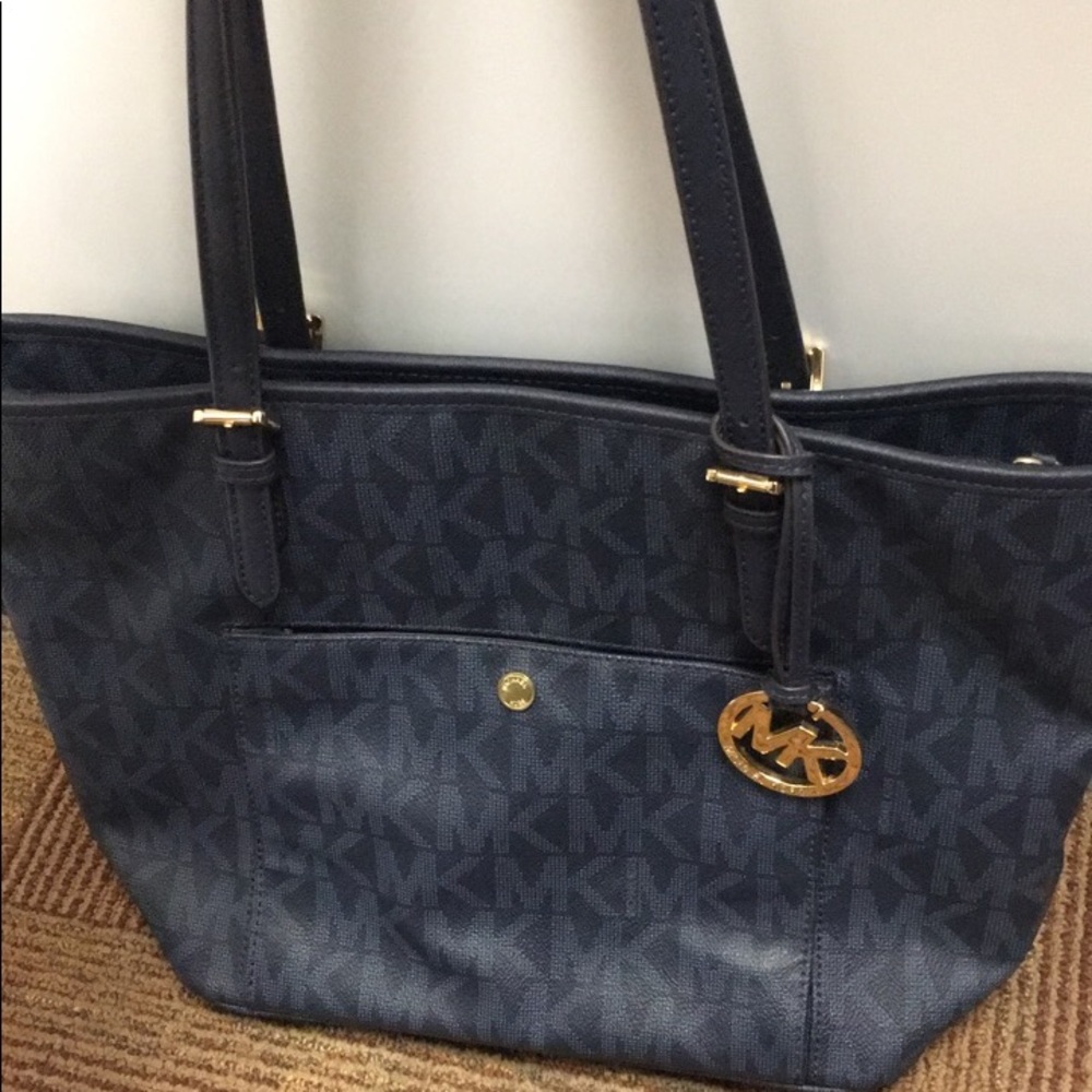 MK navy purse. Only used 4 times!