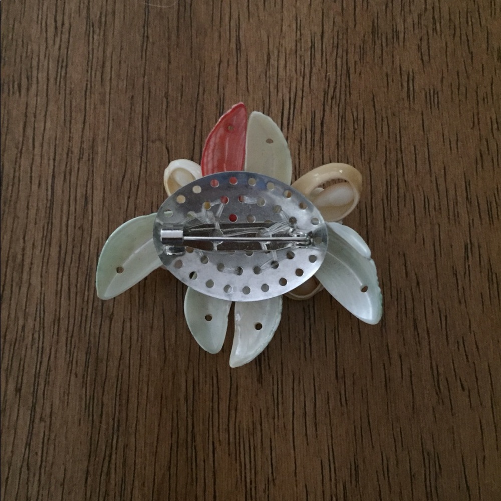 Seashell Brooch - Picture 2 of 3