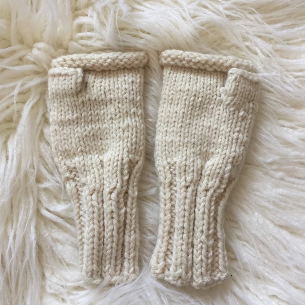 SOLD 🎁 Knitted Owl Fingerless Gloves - Picture 3 of 3