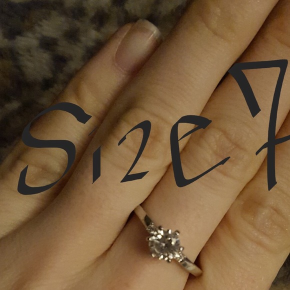 Small diamond ring - Picture 1 of 1