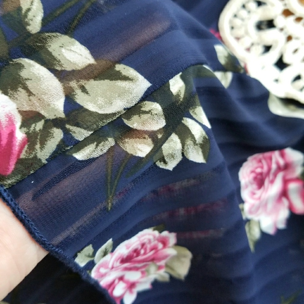 Pretty Flowy Top - Picture 4 of 5