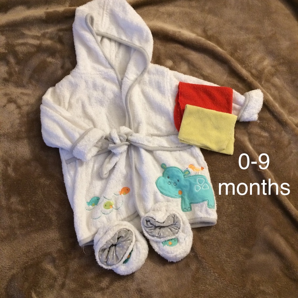 0-9 months robe (NWOT)