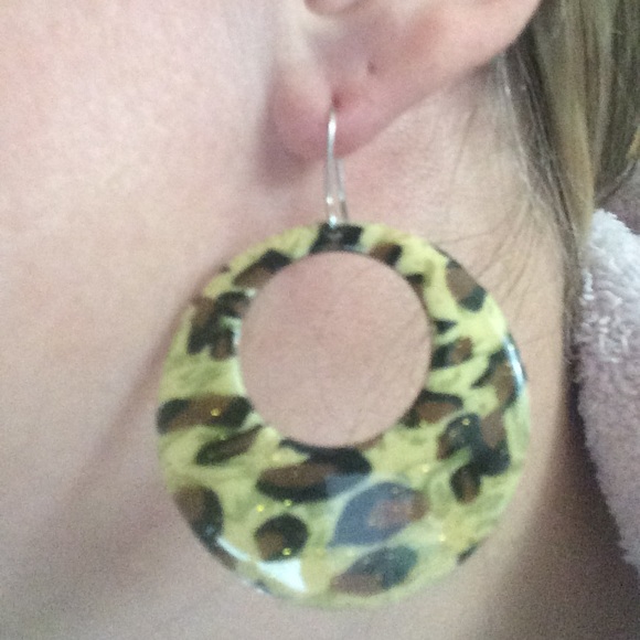Leopard print dangle earrings - Picture 2 of 4