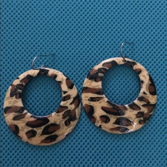 Leopard print dangle earrings - Picture 3 of 4