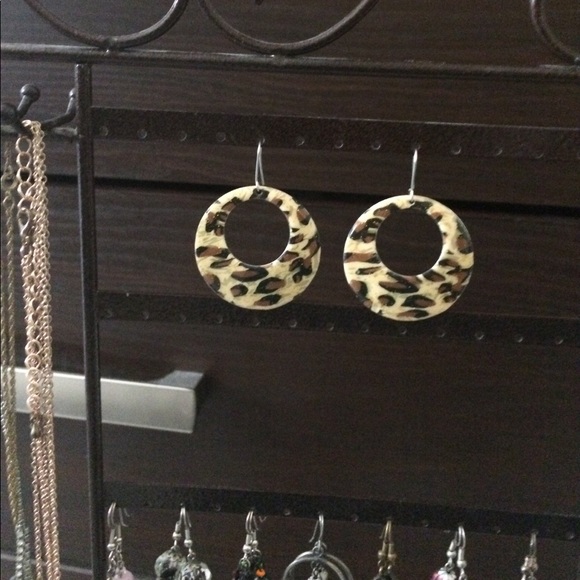 Leopard print dangle earrings - Picture 4 of 4