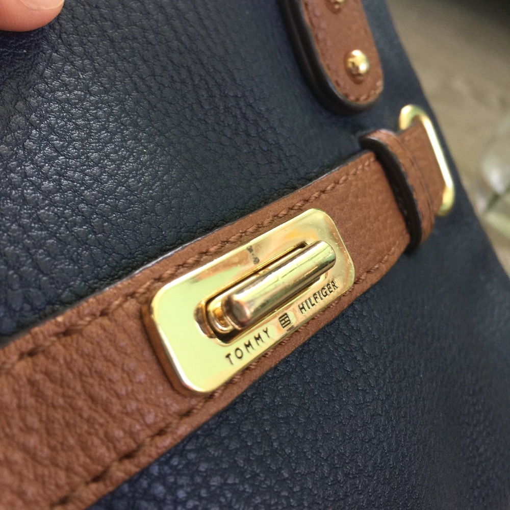 🚫SOLD🚫 Tommy Hilfiger Small Handbag - Picture 4 of 6