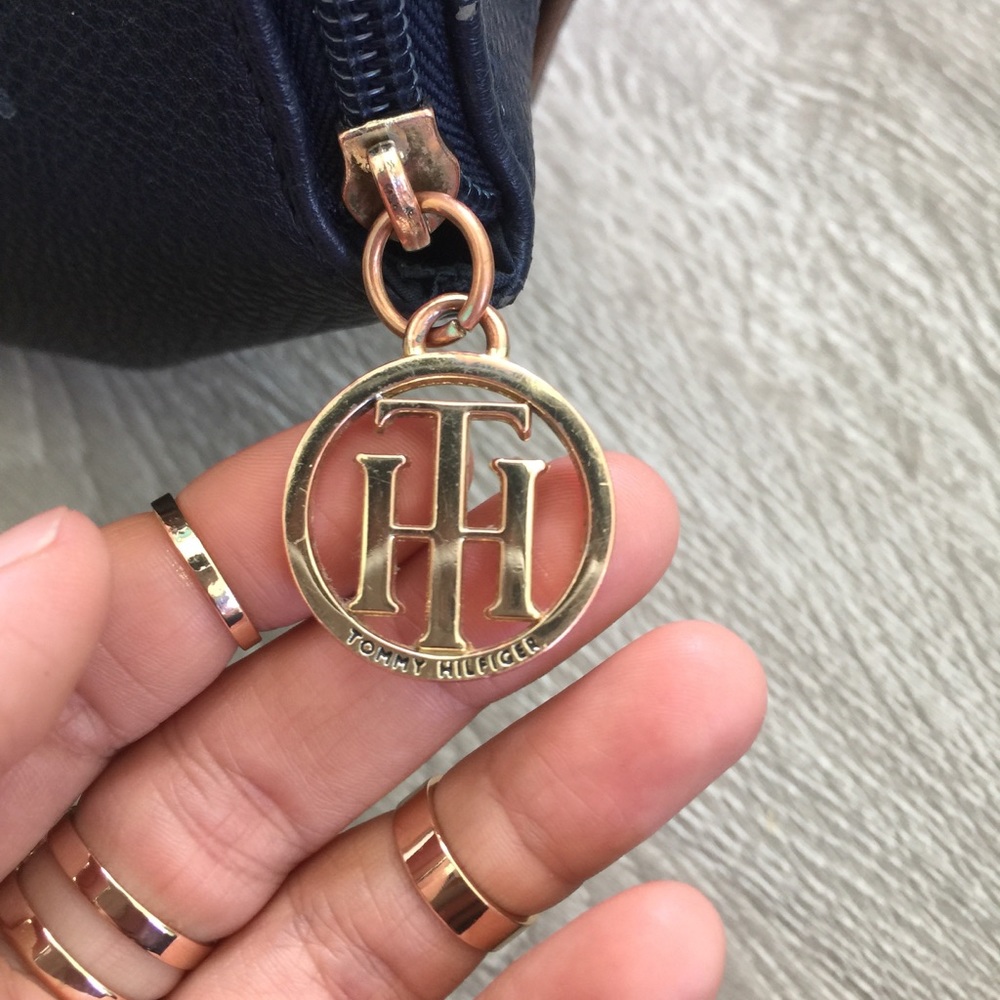 🚫SOLD🚫 Tommy Hilfiger Small Handbag - Picture 3 of 6
