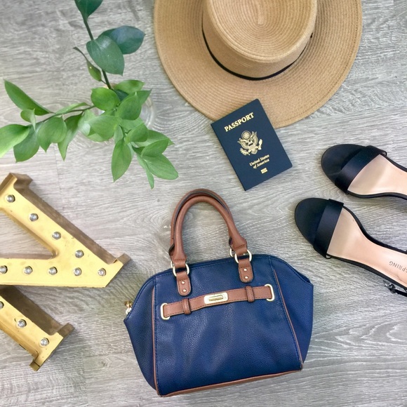 Tommy Hilfiger Handbags - 🚫SOLD🚫 Tommy Hilfiger Small Handbag