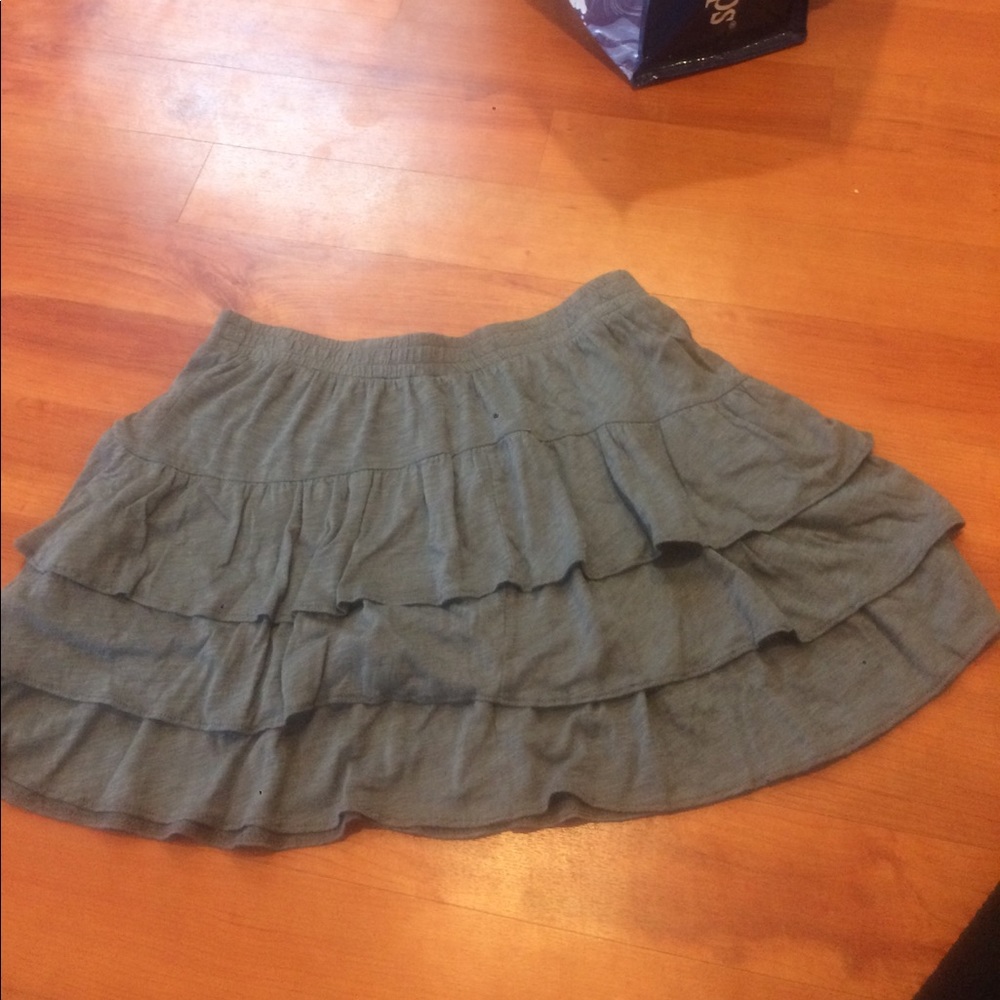 American Eagle gray ruffle skirt size M